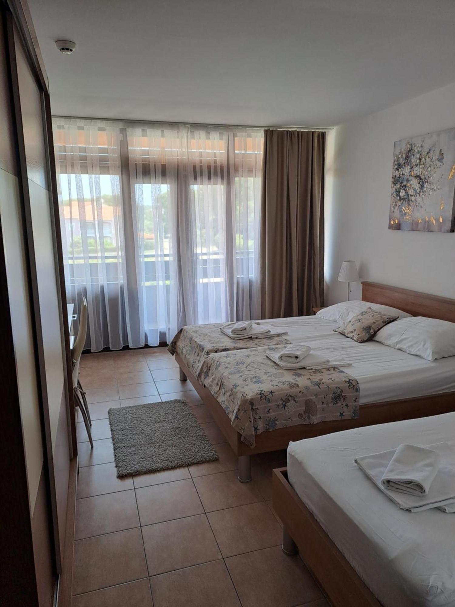 Hotel Albamaris Biograd Na Moru Esterno foto